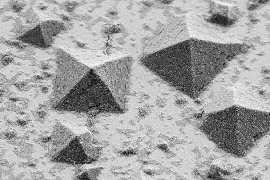 Pyramid crystals forming on nanoparticle surface